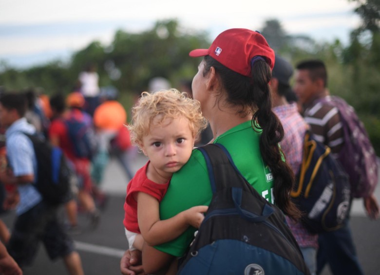 Caravana de migrantes hondureños reanuda marcha hacia EE.UU.