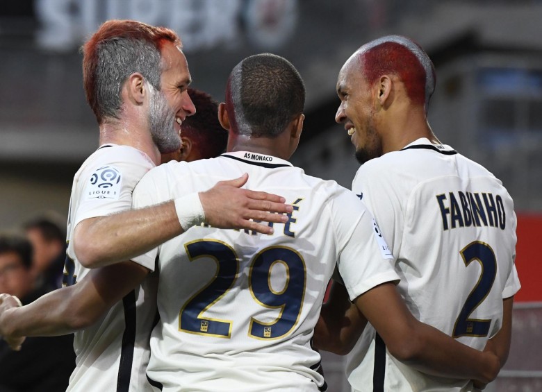 Radamel Falcao y compañía celebraron el campeonato de la liga francesa, luego de 17 años, tinturados con los colores del club. FOTO AFP 