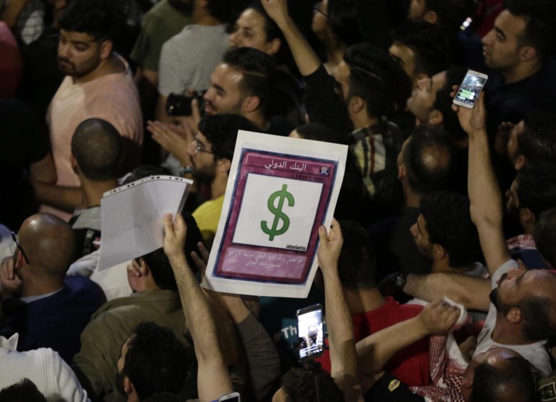 Protestas de la ciudadanía por las alzas derivadas de la reforma tributaria provocaron la salida de primer ministro de Jordania, Hani Mulqi. FOTO: EFE.