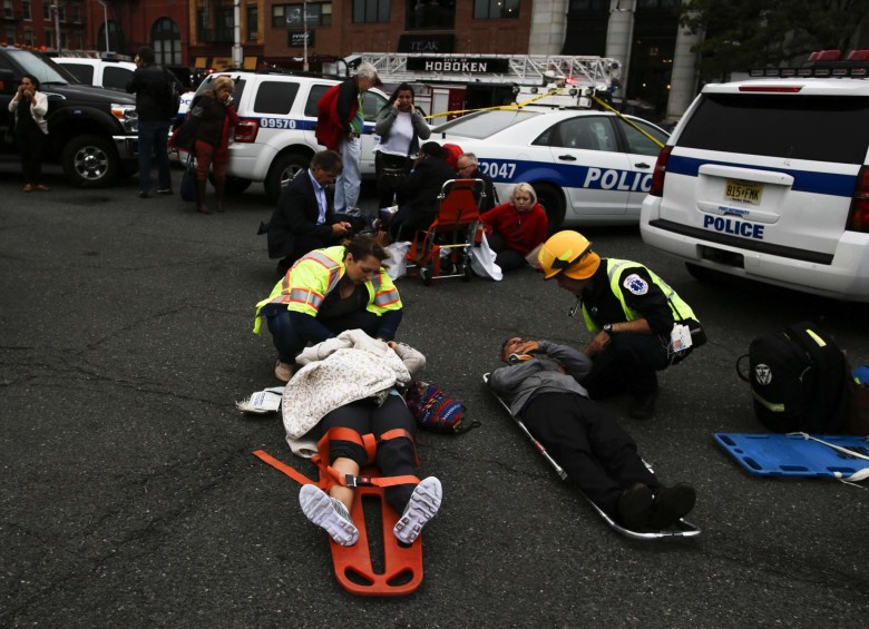 Un muerto y 75 heridos en accidente de tren en New Jersey 