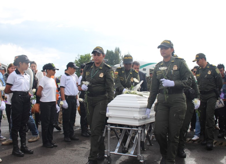  Sobre las 2:00 de la tarde de ayer llegó el cuerpo de Yuliana Samboní a Popayán (Cauca). De ahí fue trasladado a su pueblo, natal, Bolívar, donde le dieron cristiana sepultura. FOTO Colprensa