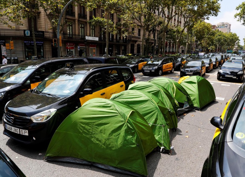 Taxistas en huelga ocuparon este domingo la Gran Vía de Barcelona en protesta por la concesión de licencias a vehículos de transporte con conductor (Uber y Cabify). Foto: EFE. 