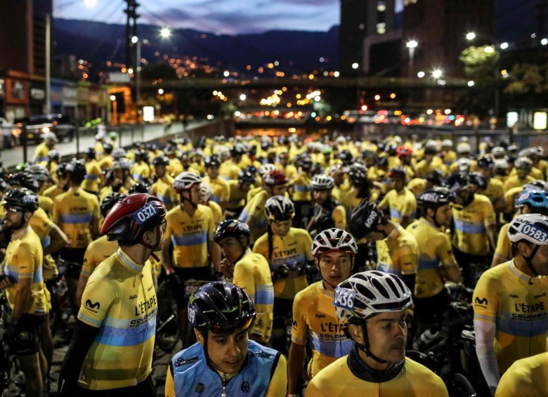 No importó el madrugón ayer, pues la carrera inició a las 6:00 de la mañana. En L’étapé prevaleció la pasión por el ciclismo que se siente en Antioquia. FOTO AFP