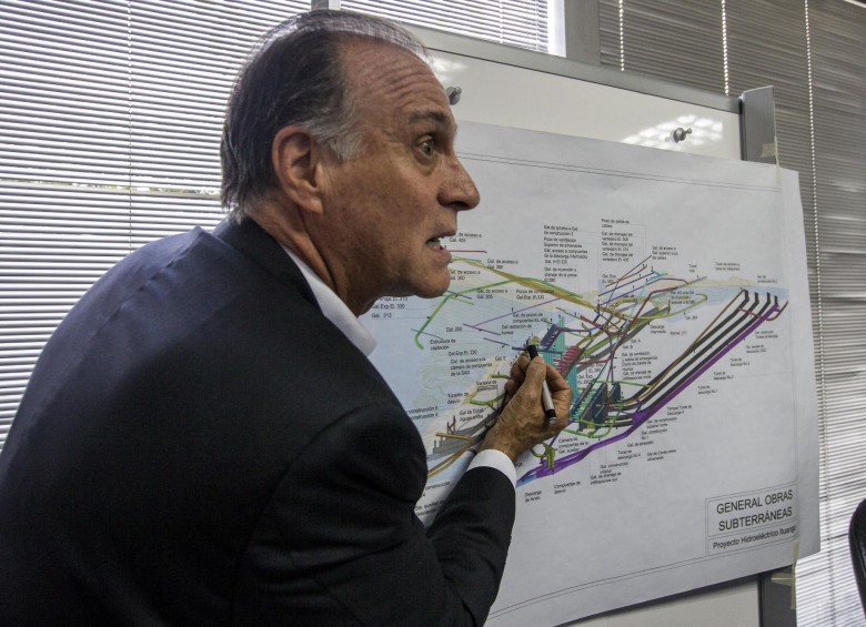 El gerente general (E) de EPM explica los nuevos hallazgos en las perforaciones que se hacían en las obras subterráneas. FOTO: Santiago Mesa Rico