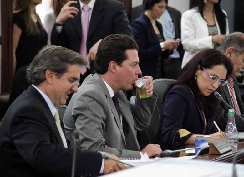 Los senadores tomaron té de coca ofrecido por Roy Barreras durante el debate. FOTO colprensa