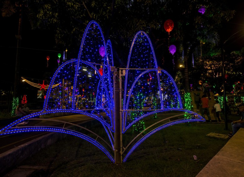 Los arcos en los diferentes parques y algunas avenidas de Itagüí son el motivo principal del alumbrado navideño de 2018, un diseño que permite a los visitantes disfrutar más de cerca y llevarse buenas fotos como recuerdo. Foto: Jaime Pérez.
