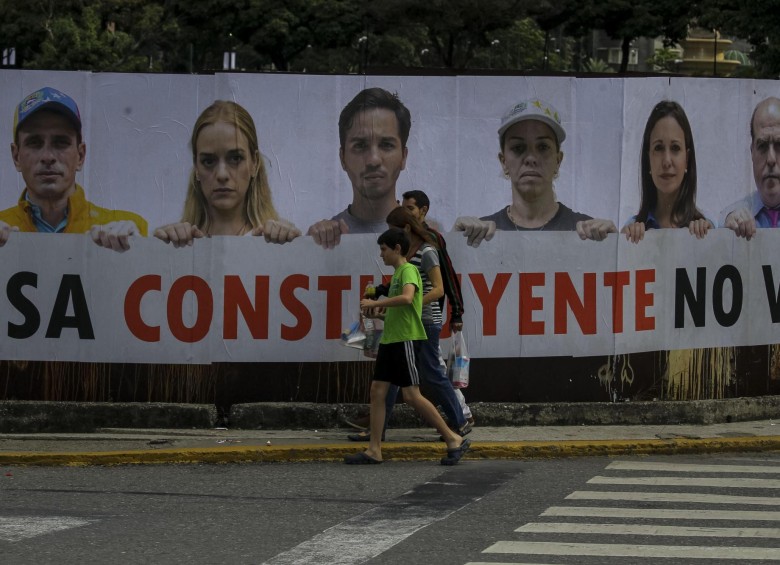Las protestas y manifestaciones previas a la Asamblea Nacional Constituyente, que se celebrará el domingo próximo, son evidencia de que un 75 % de la población no está de acuerdo con esta medida decidida, sin consenso popular, por Maduro. FOTO efe