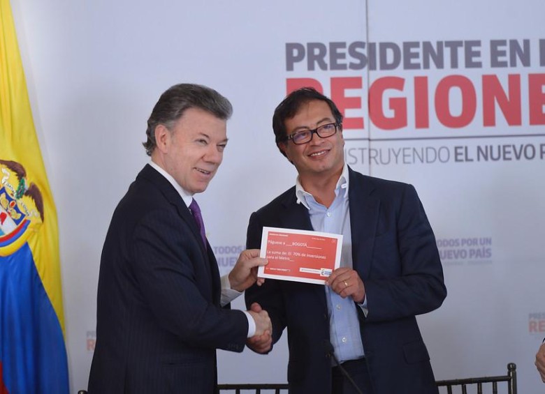 Santos entregó a Petro cheque simbólico para construcción de Metro en Bogotá. FOTO PRESIDENCIA 