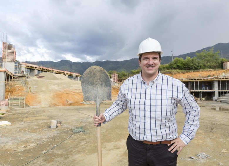 El alcalde Vladimir Jaramillo se siente orgulloso del nuevo Coliseo Metropolitano, que estará listo en unos 10 meses. FOTO camilo suárez