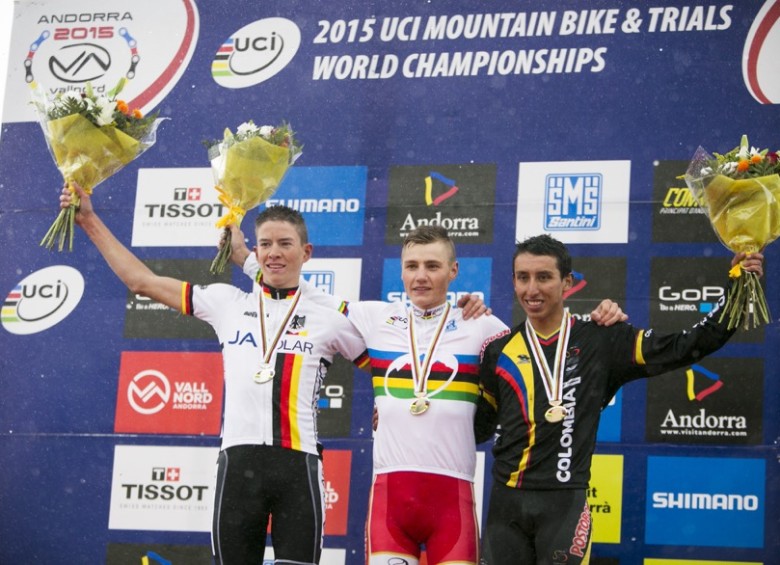 Al extremo derecho, el colombiano Egan Bernal, ganador este jueves del bronce en el Mundial de ciclomontañismo. FOTO CORTESÍA VALLNORD WORLD CHAMPIONSHIP