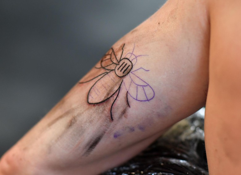 El tatuaje de la abeja por las víctimas de Mánchester
