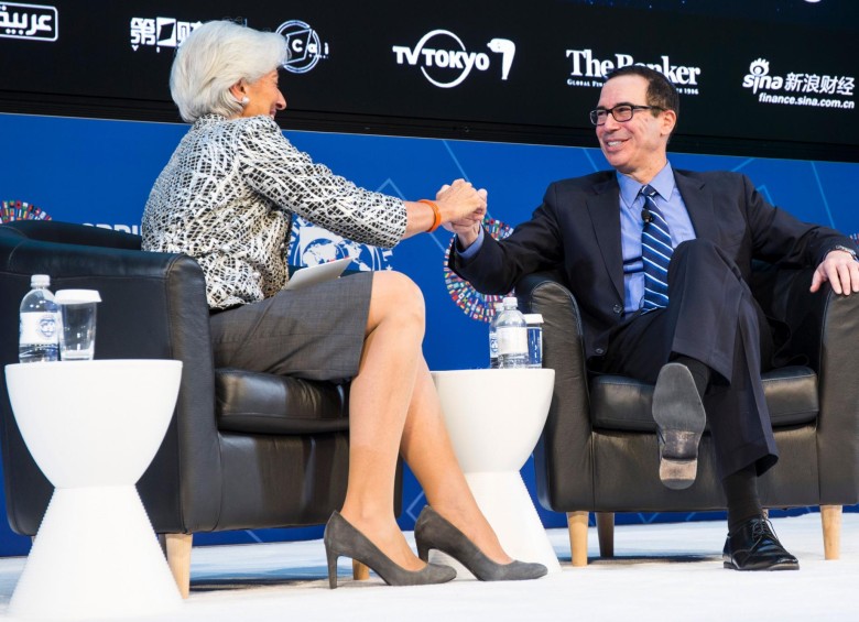 Christine Lagarde, directora del FMI y Steven Mnuchin, secretario del Tesoro de Estados Unidos. FOTO AFP