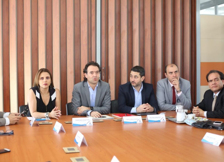 El alcalde de Medellín Federico Gutiérrez presentó junto a los gerentes de las entidades el nuevo modelo de salud. FOTO cortesía 