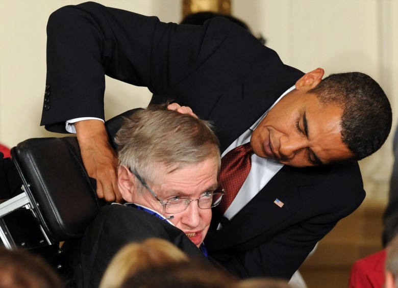 El presidente de Estados Unidos, Barack Obama le entrega la medalla presidencial de la Libertad al físico. FOTO AFP