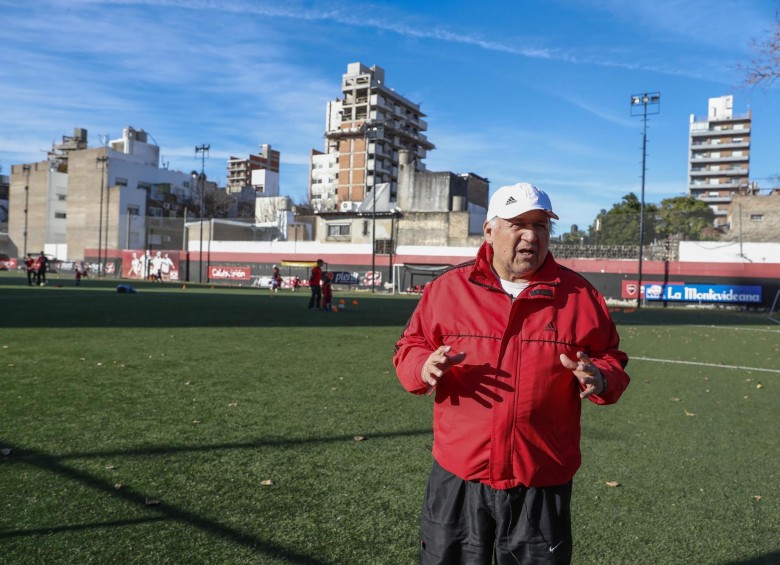 Carlos Morales, uno de los primeros entrenadores de Lionel Mess, en la escuela Malvinas Argentinas del Club Athlético Newell’s Old Boys en Rosario. FOTO EFE 