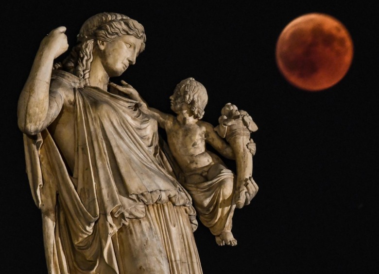 La luna de sangre en medio de las esculturas de Hera y Apolo. FOTO AFP