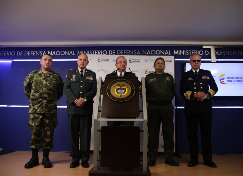 El pasado jueves, el ministro de defensa Luis Carlos Villegas (centro), anunció el cambio de mando en las FF. AA. FOTO colprensa