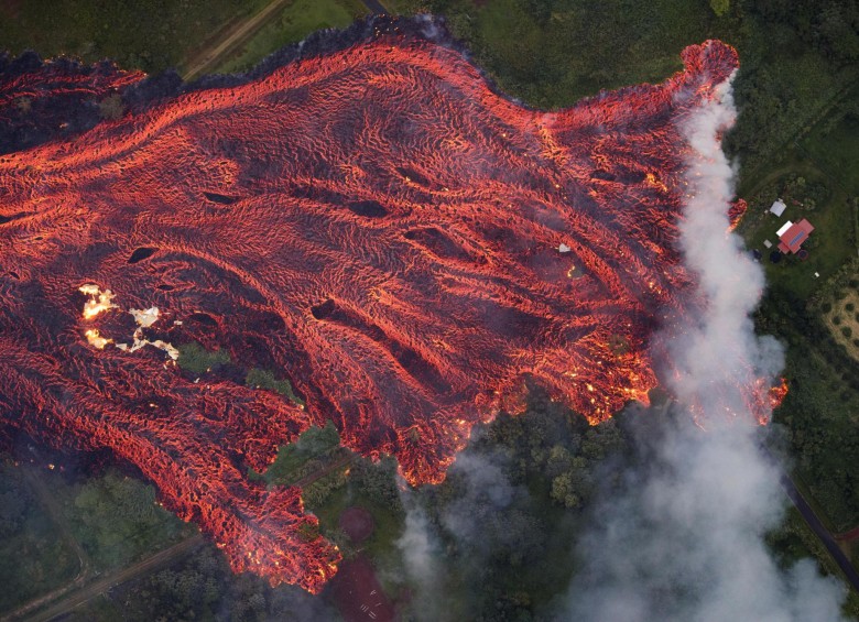La erupción del volcán Kilauea en las islas de Hawai es una de las más largas de las últimas décadas. El río de lava que desciende por sus laderas ya alcanzó el mar y ha causado la evacuación de cientos de viviendas. Foto: EFE