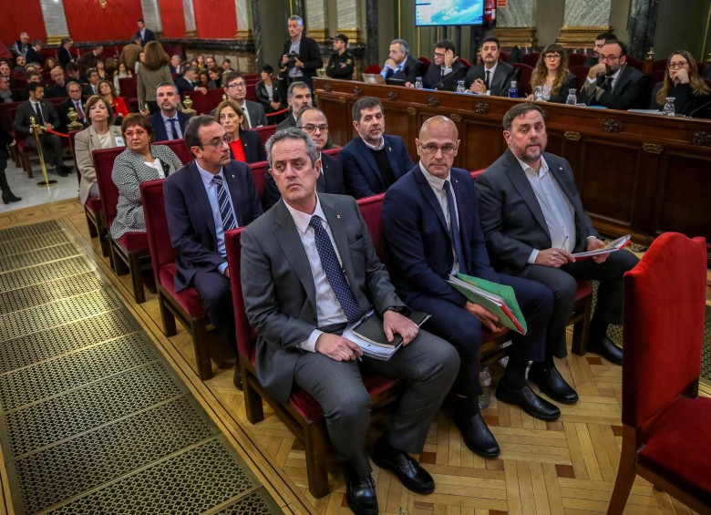 Los 12 líderes separatistas catalanes procesados ante el Tribunal Supremo de España durante la primera sesión del juicio. FOTO AFP