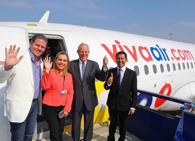 El presidente del aerolínea, William Shaw (izquierda) y el presidente de Perú, Pedro Pablo Kuczynski (tercero) lideraron ayer el vuelo inaugural que despegó desde Lima. FOTO Cortesía VivaColombia