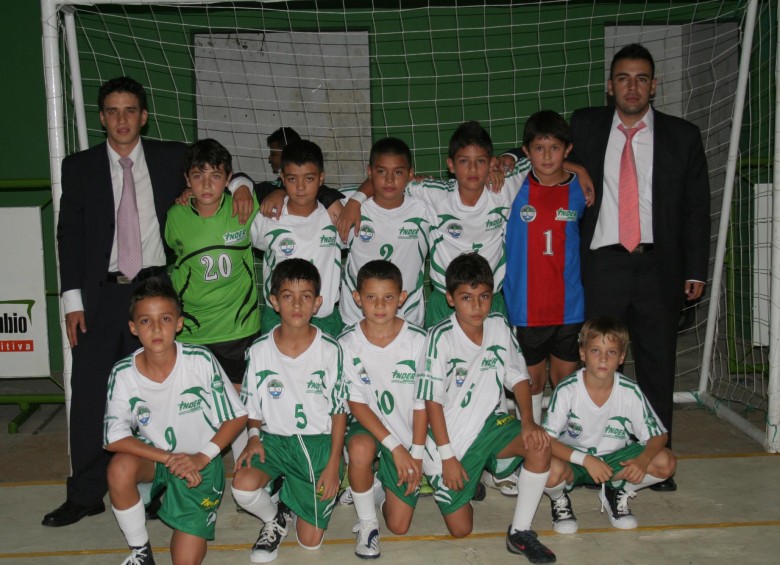 En el 2009 integró su primera Selección Antioquia. (abajo en la derecha) Formando antes de un juego.