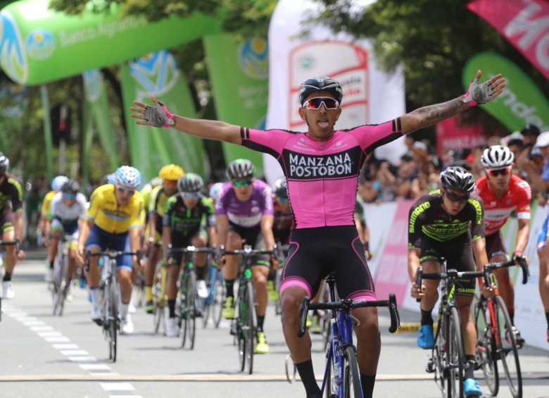Juan Sebastián Molano celebra, tras ganar la etapa 13 de la Vuelta a Colombia que terminó en Medellín. FOTO Fedeciclismo