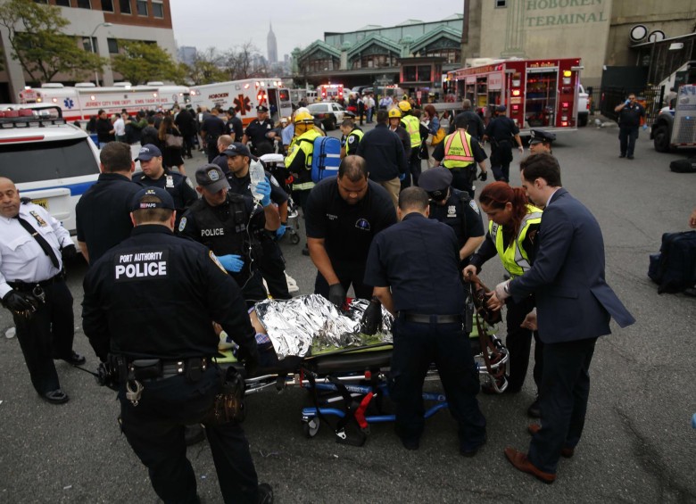 Un muerto y 75 heridos en accidente de tren en New Jersey 