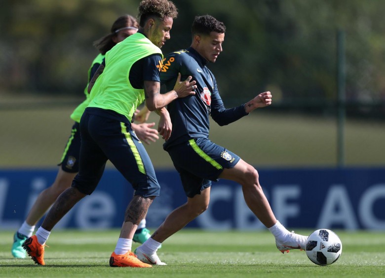 Neymar participa del entrenamiento de la Selección Brasil. Aquí disputa el balón con Philippe Coutinho. Foto Efe