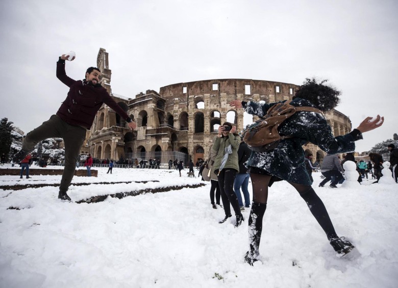 La tormenta invernal llegó tan al sur que cubrió con una gruesa capa de nieve los puntos más emblemáticos de la capital italiana. FOTO EFE