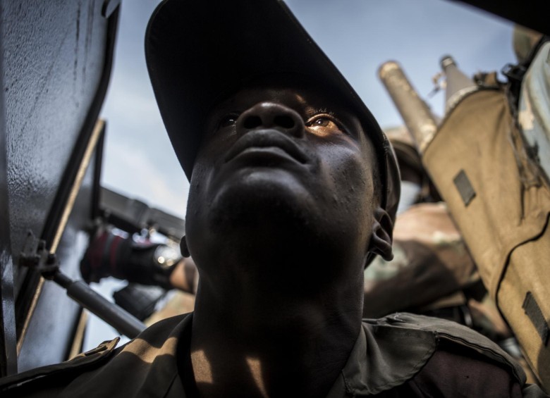 Un soldado de las Fuerzas Armadas de la República Democrática del Congo (FARDC) es visto en patrulla para detener los ataques de los rebeldes de las Fuerzas Democráticas Aliadas (ADF) el 6 de octubre de 2018 en las afueras de Oicha. Foto AFP