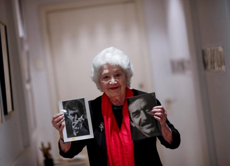 Sara Facio sostiene estos dos retratos históricos de Gabriel García Márquez. Las únicas imágenes de Gabo en Argentina. FOTO efe