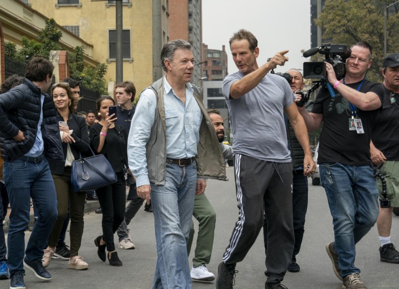 Juan Manuel Santos visitó el set de filmación en 2017. Fue el mismo Peter Berg quien le entregó una cámara Panavision que operó durante una escena que presentaba a Mark Wahlberg. Foto: película