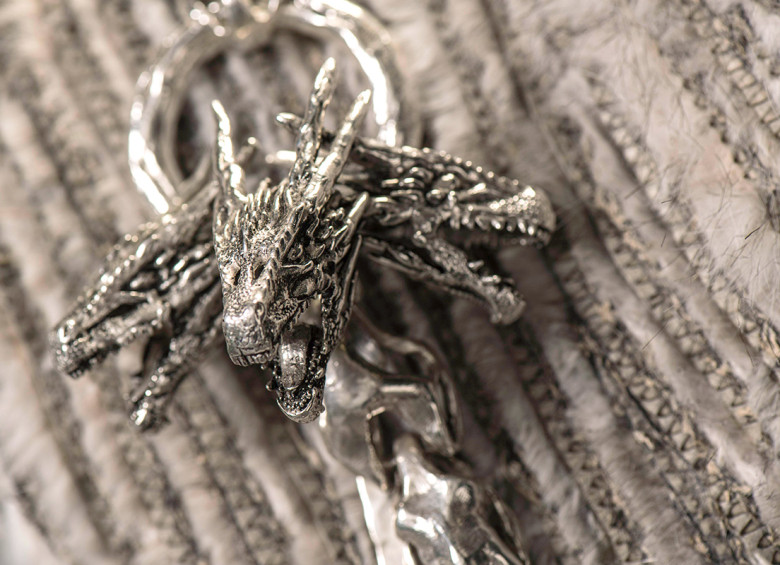 Este es el broche con el dragón de tres cabezas que acompaña el abrigo. FOTO Cortesía HBO