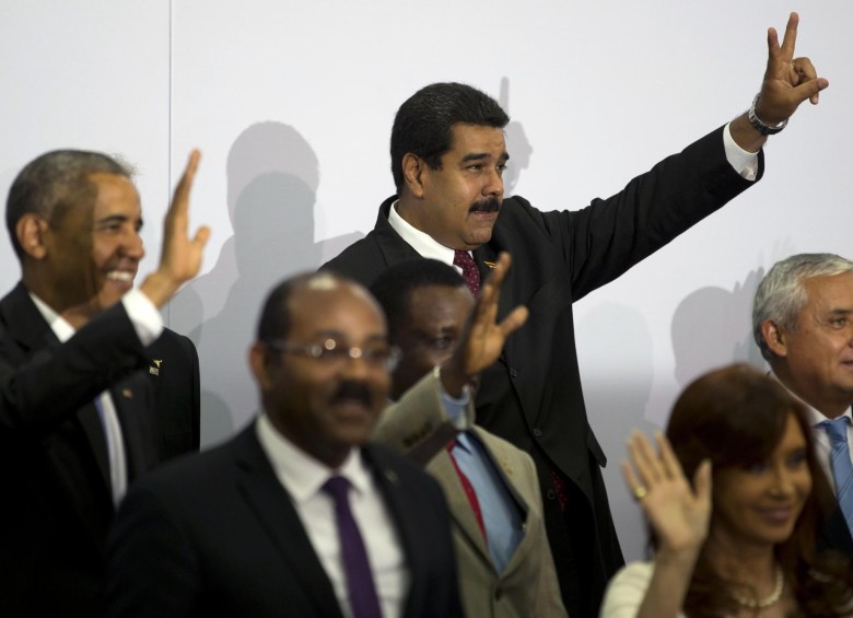 El encuentro entre Barack Obama y Nicolás Maduro fue informal en medio de la Cumbre de las Américas. FOTO AP