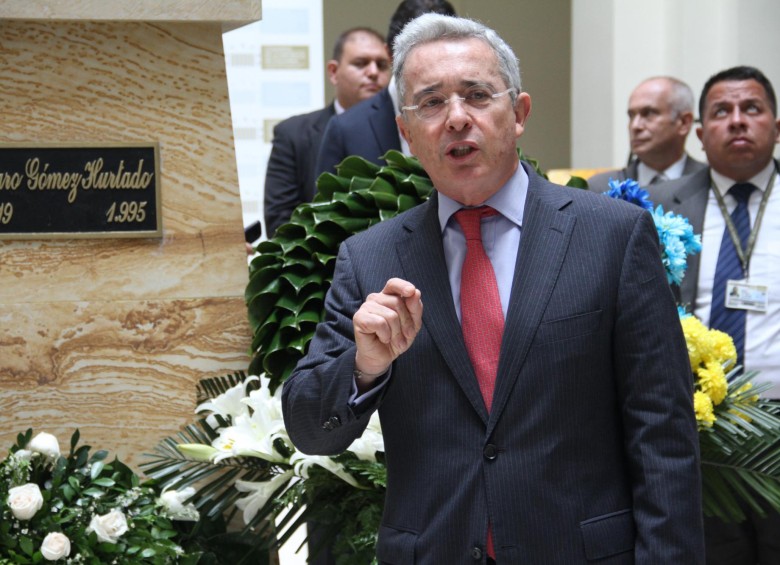 El expresidente Álvaro Uribe Vélez, líder natural de la oposición al proceso con las Farc, marca el paso del CD en el No. FOTO colprensa