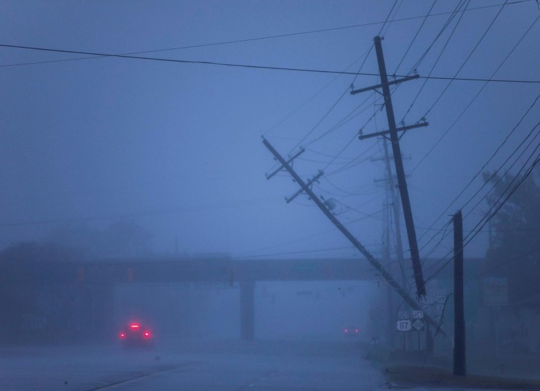 Postes de la luz semi caídos tras el paso del huracán Florence, en Wilmington, Carolina del Norte. EE.UU. FOTO EFE