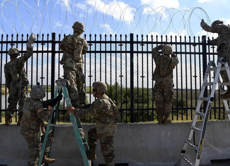 Soldados estadounidenses, parte del contingente enviado por Trump a la frontera con México para detener la caravana. FOTO efe