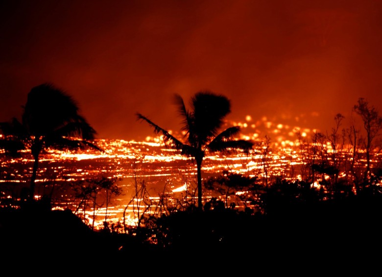 La erupción del volcán Kilauea en las islas de Hawai es una de las más largas de las últimas décadas. El río de lava que desciende por sus laderas ya alcanzó el mar y ha causado la evacuación de cientos de viviendas. Foto. REUTERS