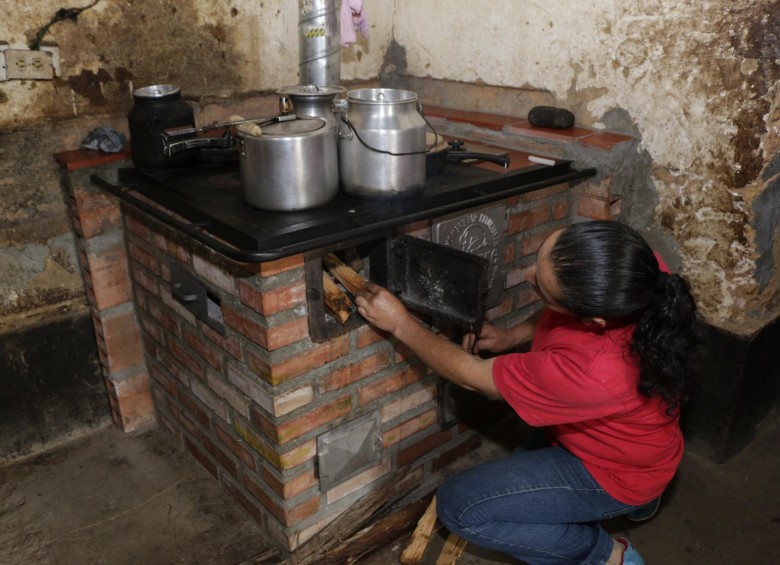 Según la Corporación, unas 32.000 familias cocinan en las nuevas estufas que contaminan menos. FOTO cortesía cornare