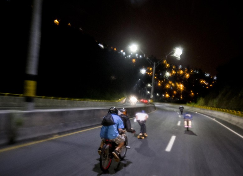 La vía al mar es conocida por estos deportistas como “Robledoom”. Foto: Santiago Mesa.