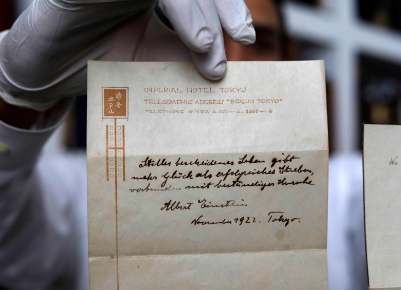 Gal Winner, dueño y gerente de Winner´s Auction House en Jerusalén, muestra las notas que dejó Einstein. FOTO: AFP