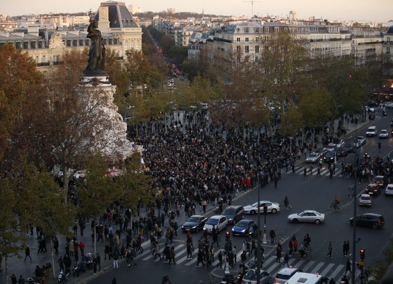 La plaza de la República se llenó de miles de personas llamando a no temer al terrorismo, pero una falsa alarma desencadenó una estampida en el sitio. FOTOS ap y afp