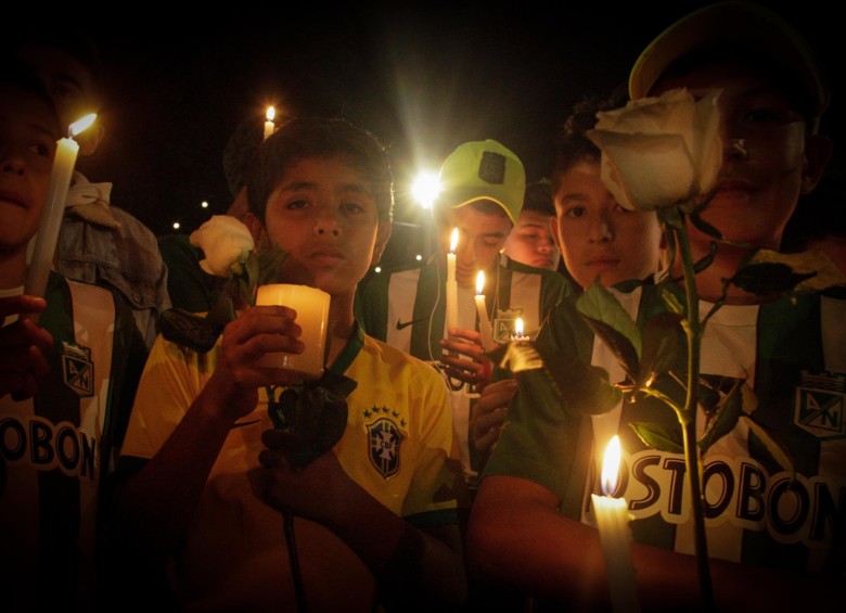 Así fue el homenaje de los hinchas en Bogotá a víctimas de Chapecoense