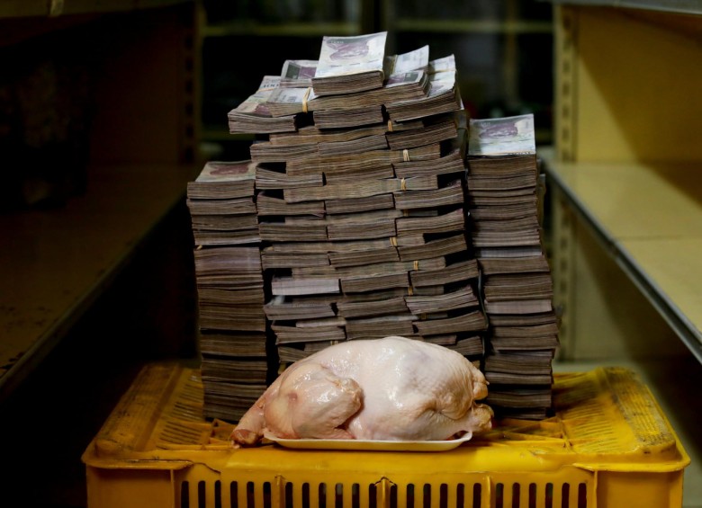Un pollo de 2 kilos y medio cuesta 14,6 millones de bolívares, hoy cambiará la moneda. FOTO Cortesía y Reuters