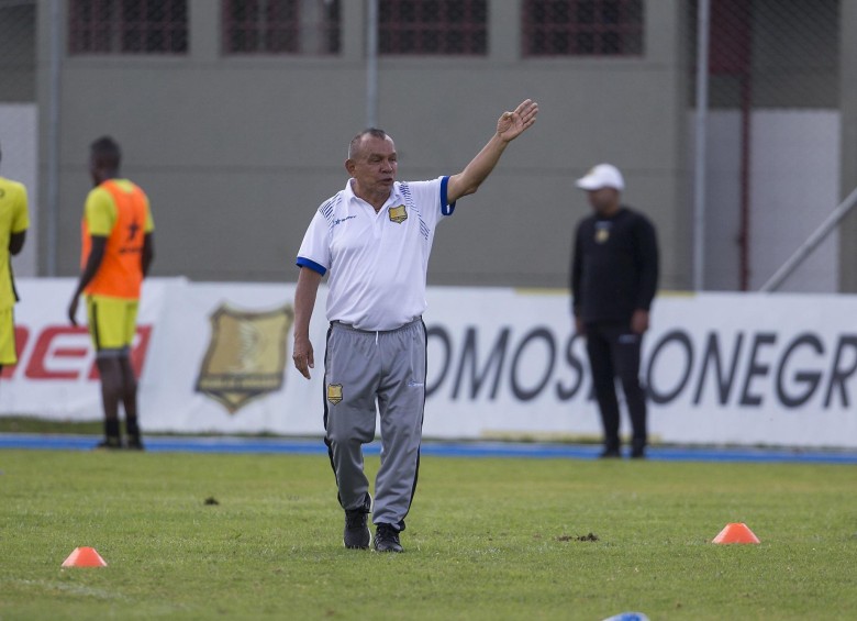 Bernal ha dirigido ocho equipos en el fútbol colombiano. Con Águilas es su tercer período. FOTO esteban vanegas
