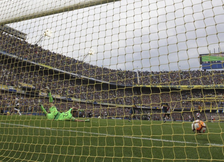 La vista detrás del arco del primer gol de River, autoría de Lucas Pratto. FOTO EFE