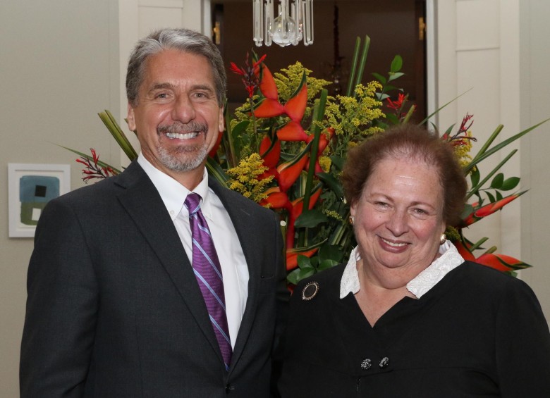 El embajador de EE. UU. en Colombia, Kevin Whitaker, y Mari Carmen Aponte, oriunda de Puerto Rico y representante de la comunidad hispana en la diplomacia estadounidense. FOTO cortesía 