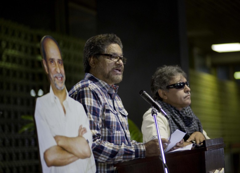 En más de una ocasión las Farc han salido a la mesa de negociaciones con una foto en tamaño real de alias “Simón Trinidad”. Desde el 2012 lo reclaman en los diálogos en La Habana. FOTO AP