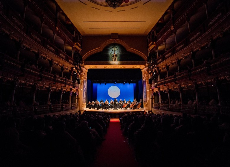 Concierto inaugural en el Adolfo Mejía a cargo de la Philharmonia Orchestra, dirigida por Natalie Murray. FOTO Cortesía Wilfredo Amaya