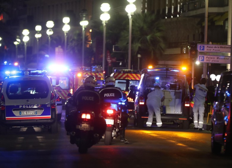 Ante las escenas de terror que se vivían en Niza, el presidente francés, Francois Hollande, convocó a una reunión extraordinaria de su gabinete para estudiar medidas de seguridad. FOTO afp
